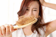 女性脱发的原因有哪些？更年期女性如何预防脱发？