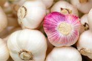 大蒜擦头皮可以治疗脱发吗?补充这些食物能有效防止脱发