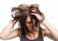 什么导致头发干燥 冬天头发干燥怎么办