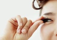 种假睫毛对我们的眼睛有伤害吗？先来看这四大危害