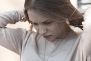 女人产后脱发能不能做植发手术?产后的四大脱发原因