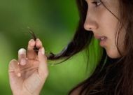 青春期的女生头发脱落是什么原因？平常护理要做到四点